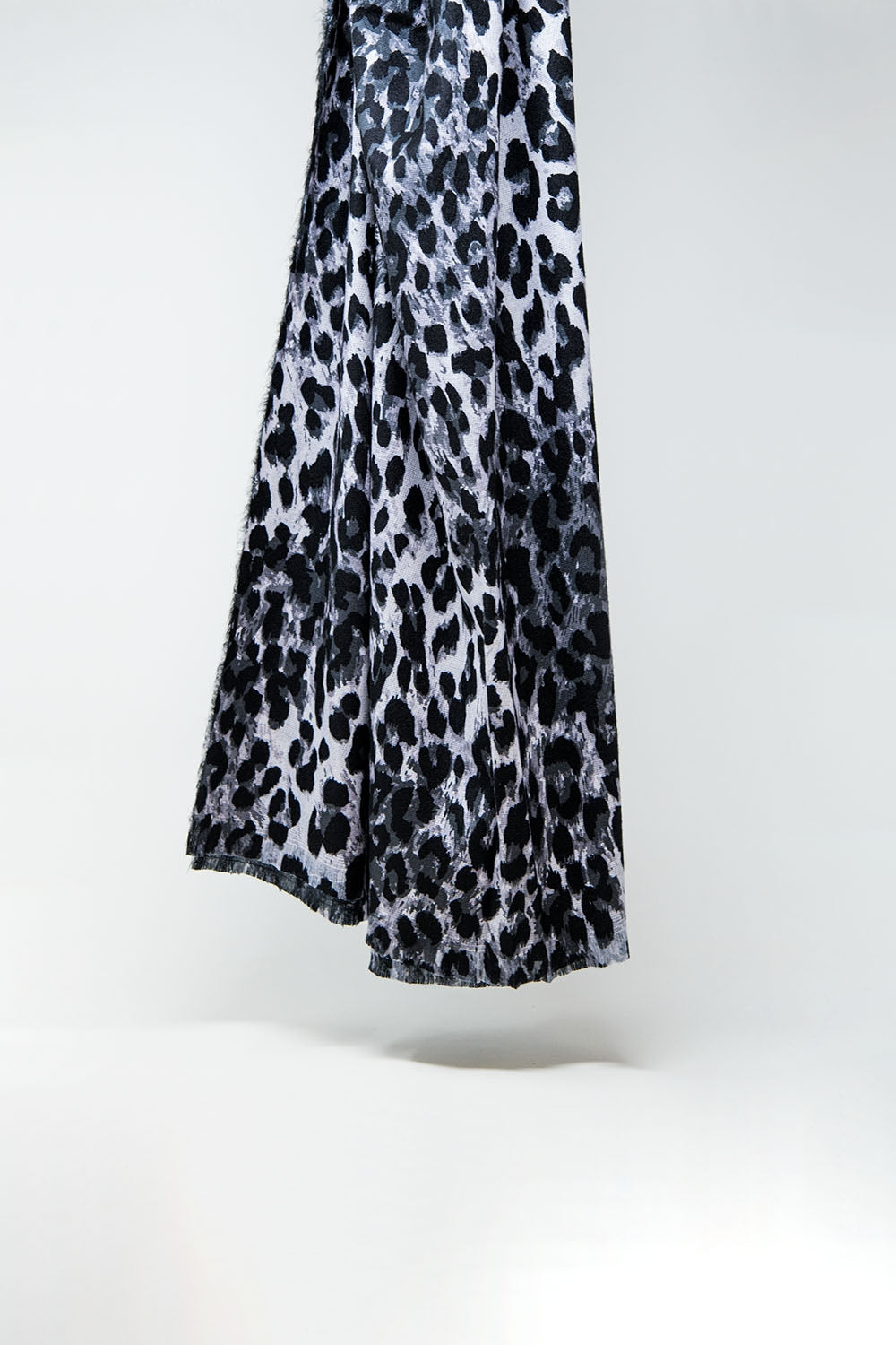 Fine woven scarf with leopard print in grey - Scarves