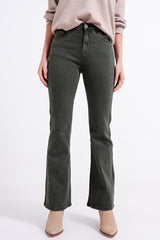 Calça jeans flare em verde oliva