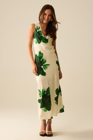 Vestido comprido verde fluido sem mangas com estampado floral