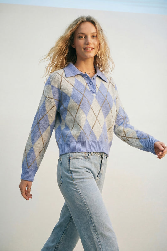Fluffy argyle knit sweater in blue with polo collar, styled with light jeans and a casual look