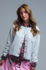 Cardigan cinzento felpudo com botões em forma de coração.