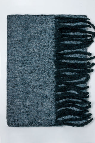 Écharpe à pompons duveteuse en noir