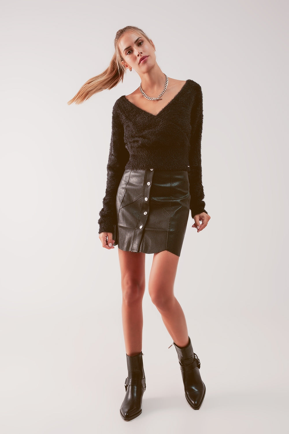 Fluffy v neck knit jumper in black - Jumpers