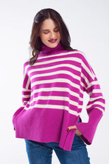 Pull col roulé oversize fuchsia à rayures blanches et fentes sur le côté