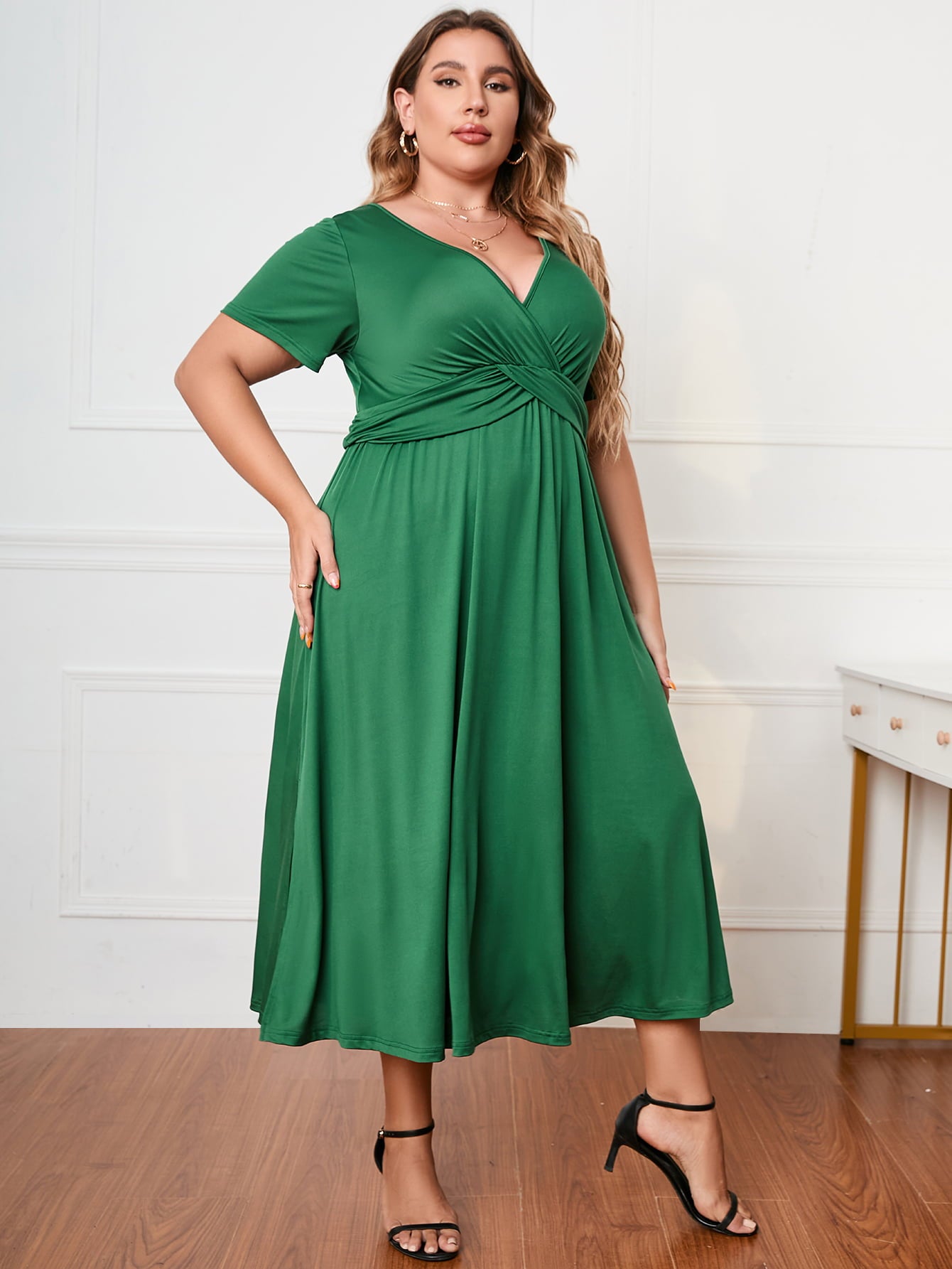 Green Short Sleeve Midi Dress for Curvy Women - Dresses