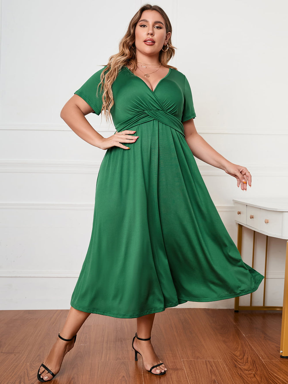 Vestido midi verde de manga curta para mulher curvilínea