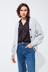 Cardigan cinza com decote em V profundo e detalhe de renda