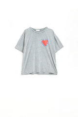 T-shirt cinzenta com desenho de coração na frente e nas costas
