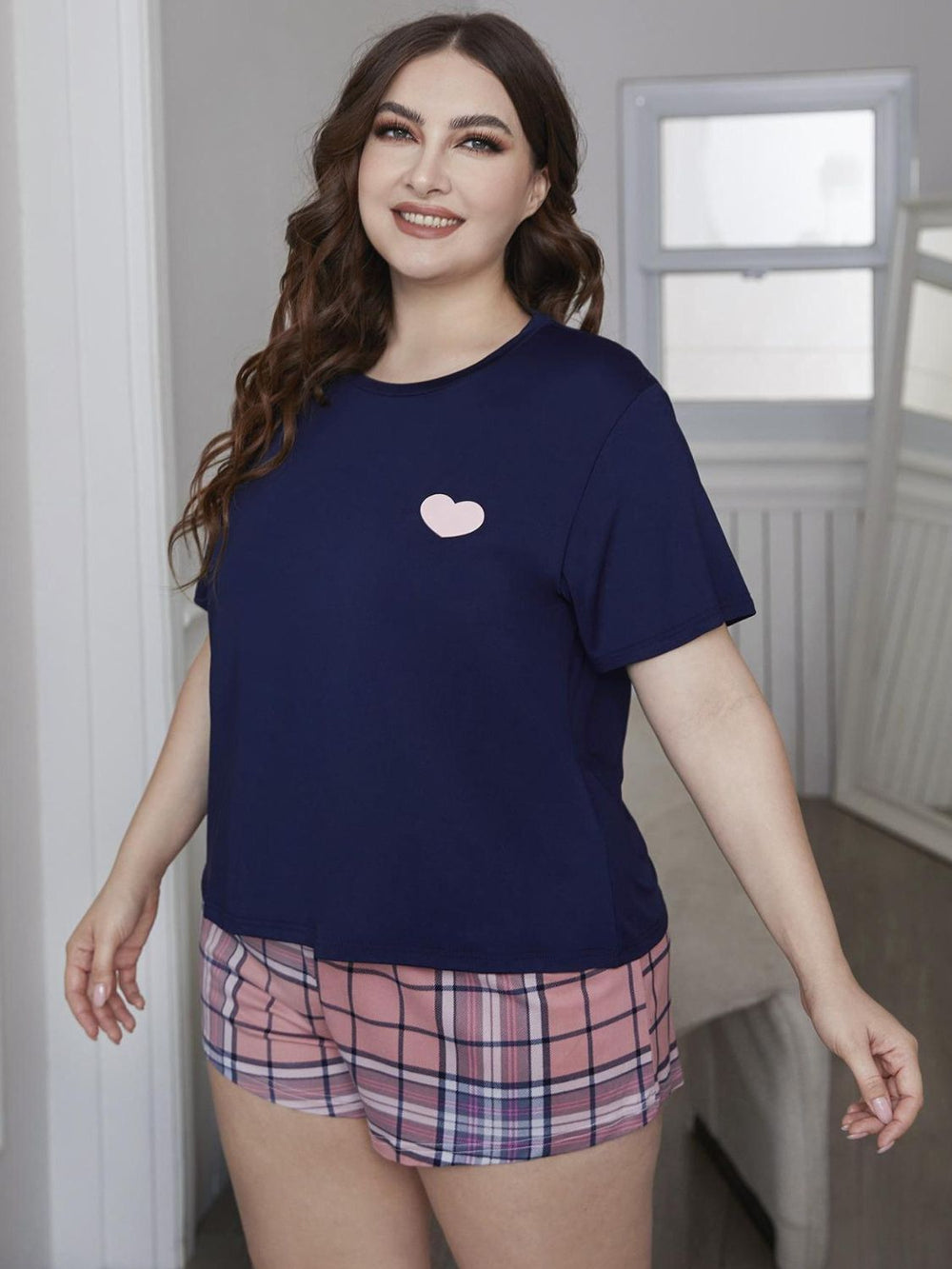 Conjunto de roupa de dormir plus size com estampado de corações e calções aos quadrados