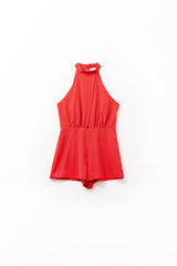 Macacão vermelho de gola alta com detalhe de prega frontal