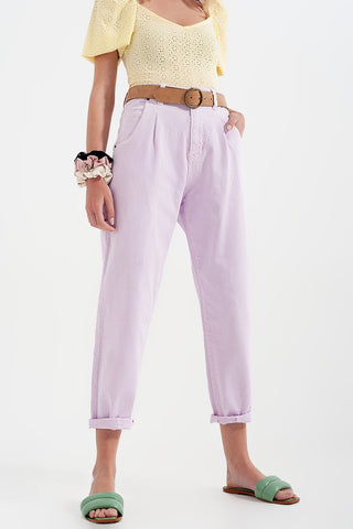 Calça jeans mom de cintura alta com pregas frontais em lilás
