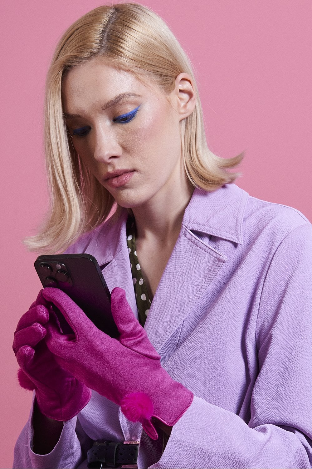 Gants roses en faux daim avec pompon en fausse fourrure