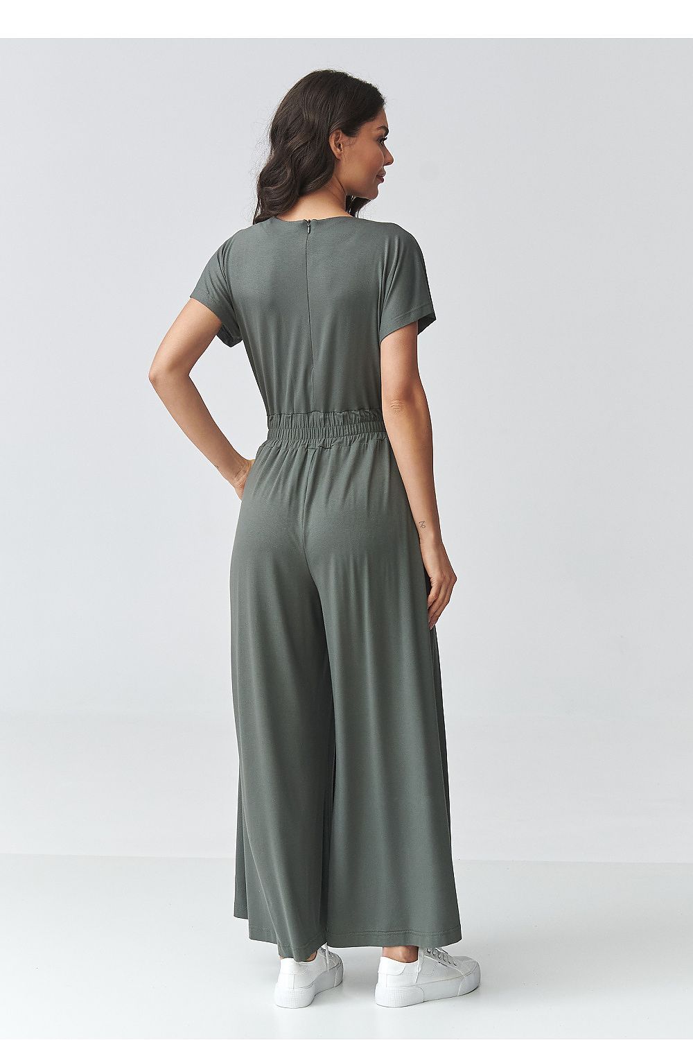 Makadamia jumpsuit with wide legs in green, featuring a relaxed fit and elastic waistband for comfort.