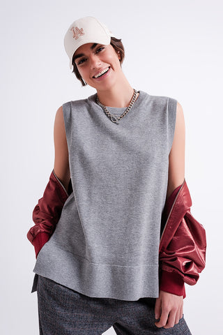 Knitted vest in grey