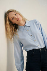 Chemise à manches longues bleu clair en satin boutonnée, avec deux boutons aux poignets