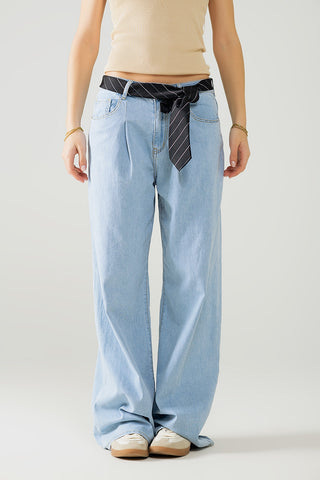 Calça de ganga azul claro com pernas largas e pregas