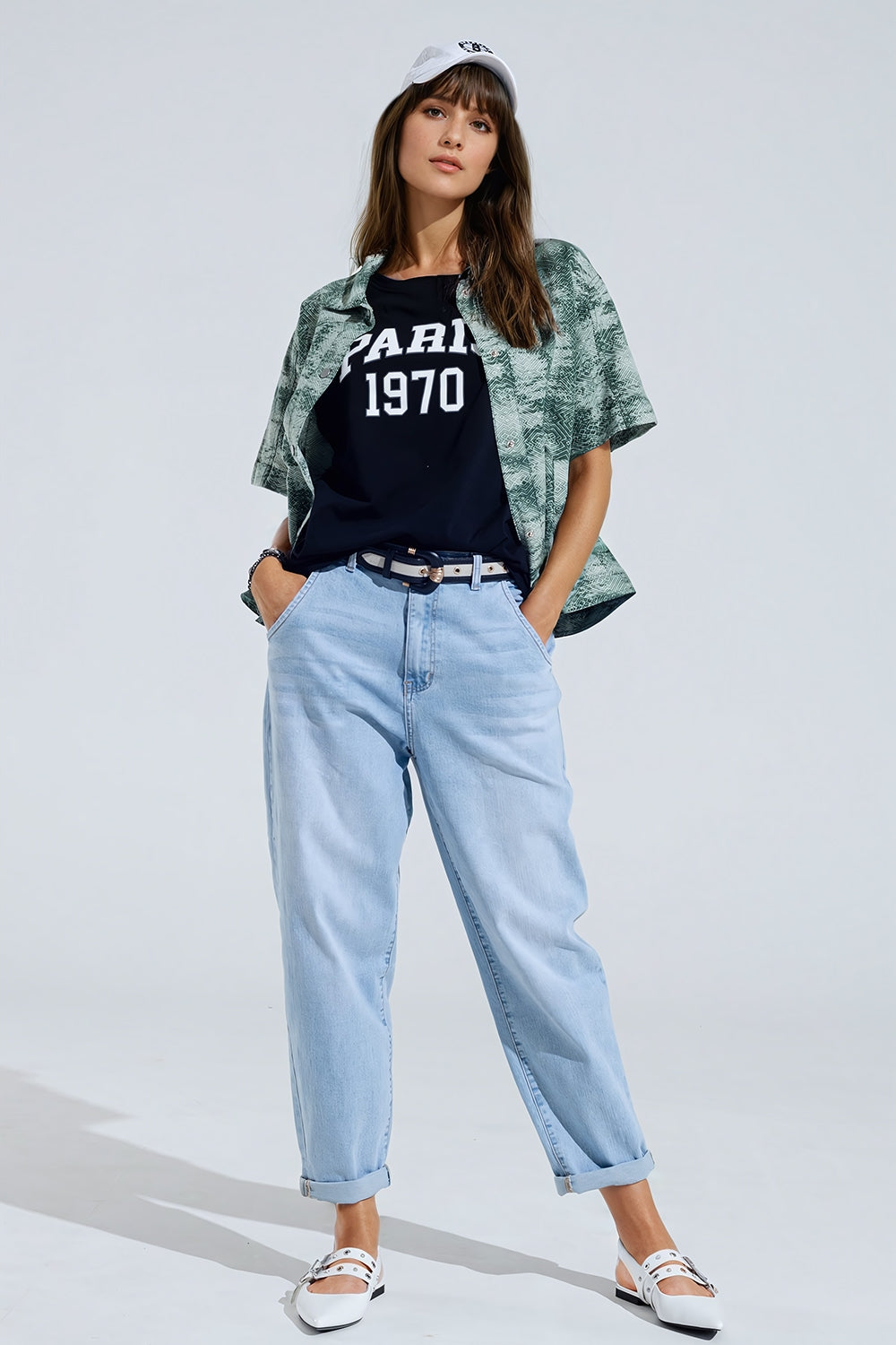 Light Wash Mom Jeans With Side Pockets - Jeans
