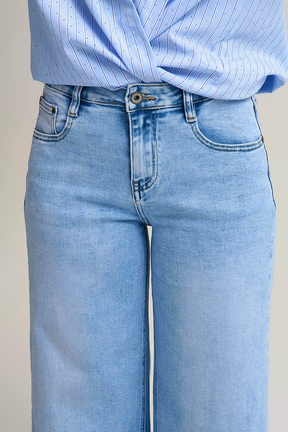 Light Wash Wide-Leg Jeans in Stretch Denim - Jeans