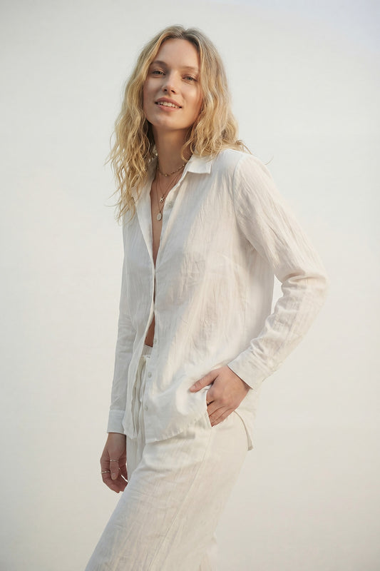 Q2 lightweight crinkled shirt with relaxed silhouette in cream for casual, stylish wear