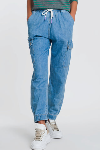 Calça jogger jeans leve com bolsos em jeans leve