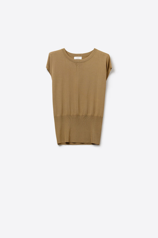 Lightweight Knit sweater with Wide Ribbed Waistband in camel - Sweaters