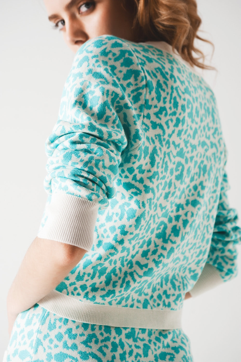 Lightweight knitted cardigan in turquoise animal print - Sweaters