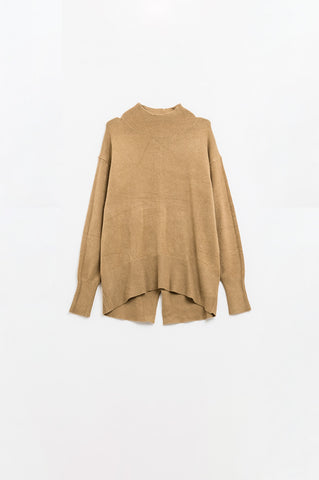 Loose camel sweater with opening in the back