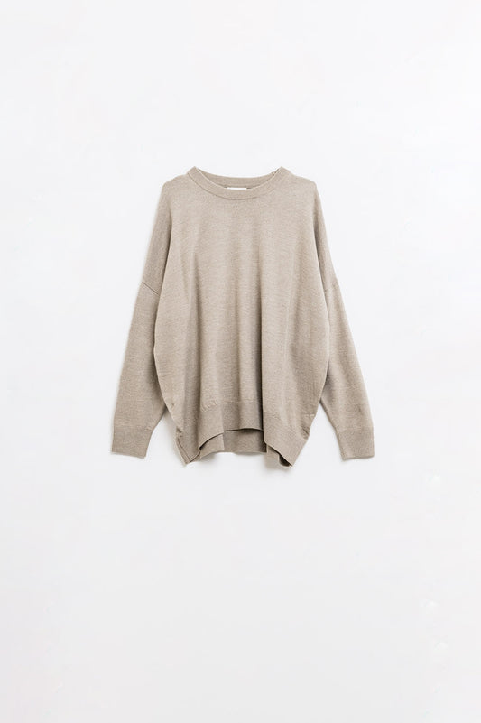 Loose fine-knit sweater in beige with a round neck - Jumpers