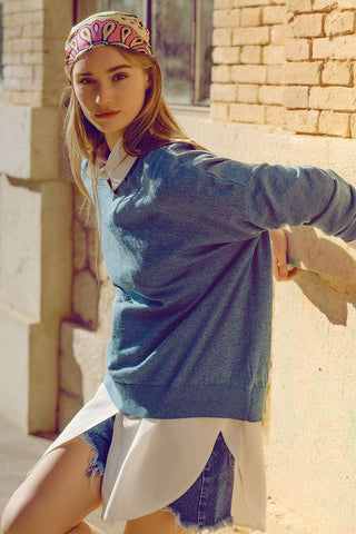 Loose fine-knit sweater in blue with a round neck