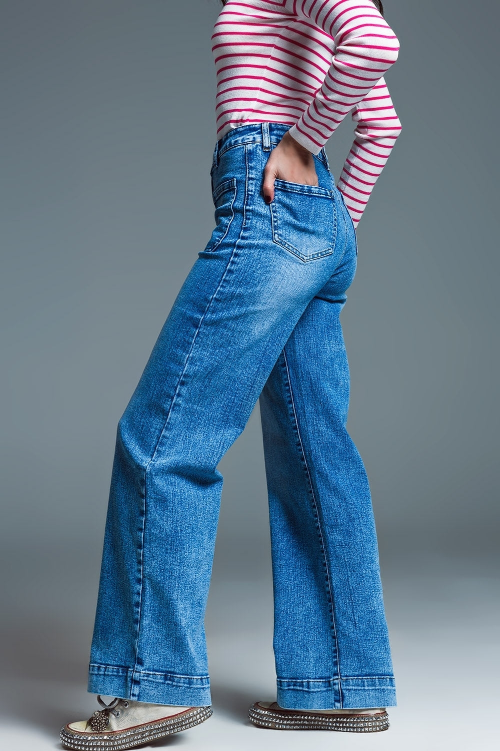 Low Waisted Jeans With Wide Leg And Marine Style Front Pockets in Mid Wash - Jeans