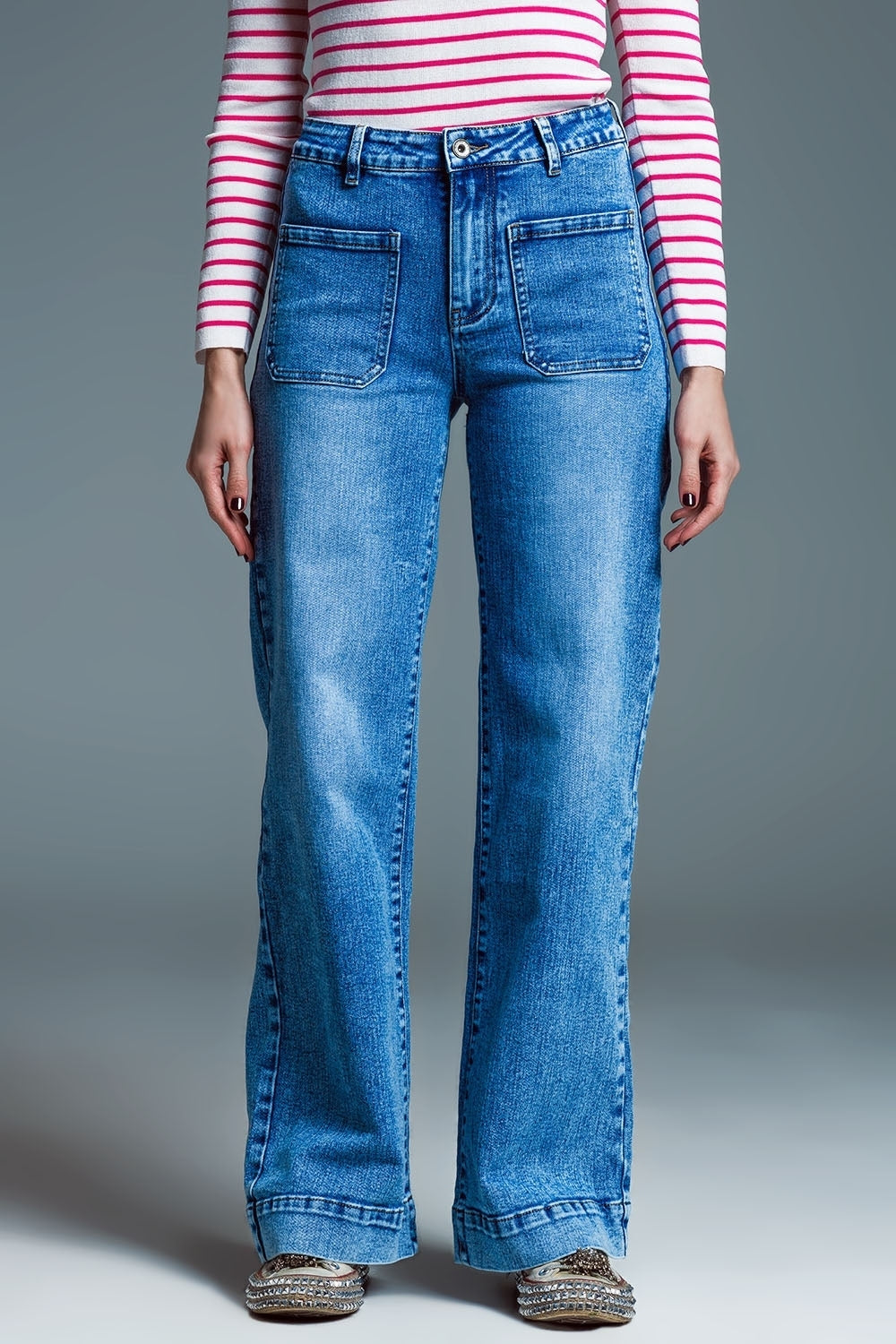 Low Waisted Jeans With Wide Leg And Marine Style Front Pockets in Mid Wash - Jeans