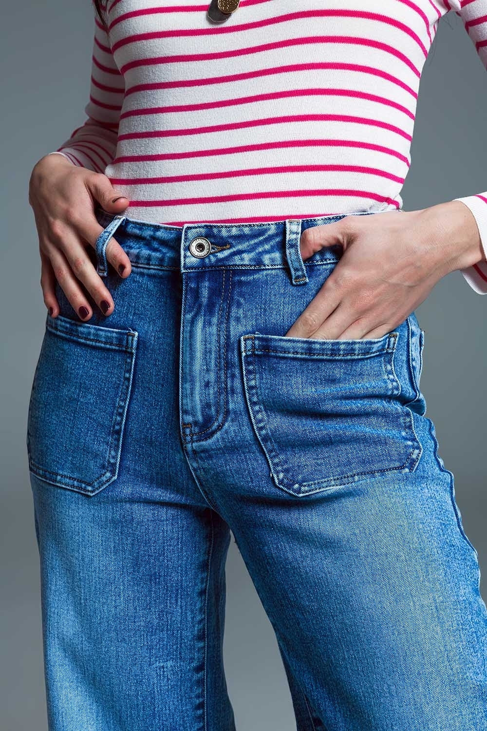 Low Waisted Jeans With Wide Leg And Marine Style Front Pockets in Mid Wash - Jeans