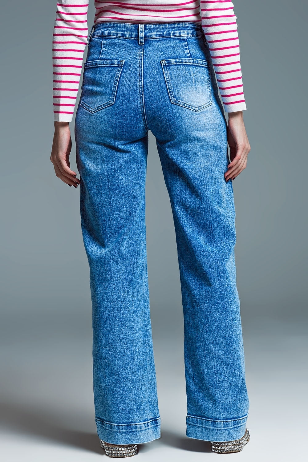 Low Waisted Jeans With Wide Leg And Marine Style Front Pockets in Mid Wash - Jeans