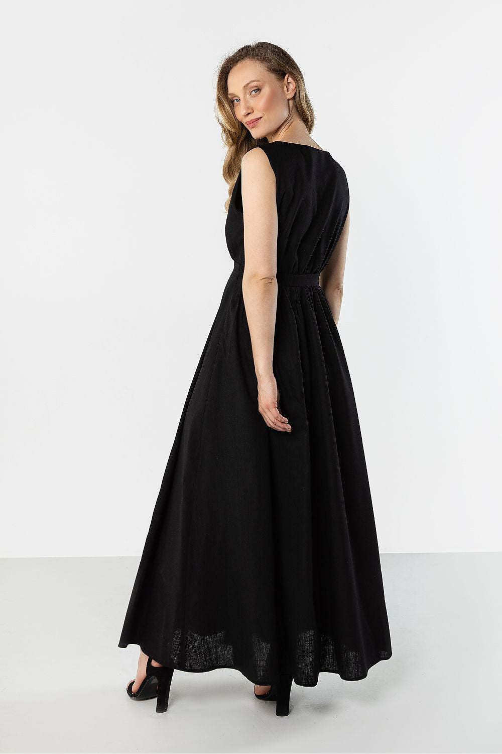 Awama Black Maxi Daydress with a Flared Skirt and Sleeveless Design for Stylish Summer Outings