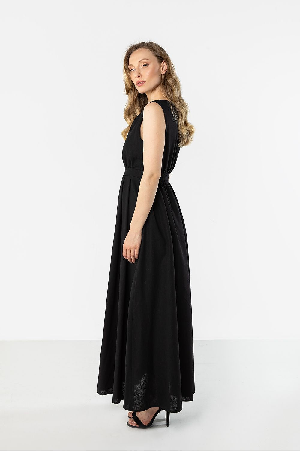 Black Awama Maxi Daydress with a Flowing Skirt for Elegant Casual Outfits