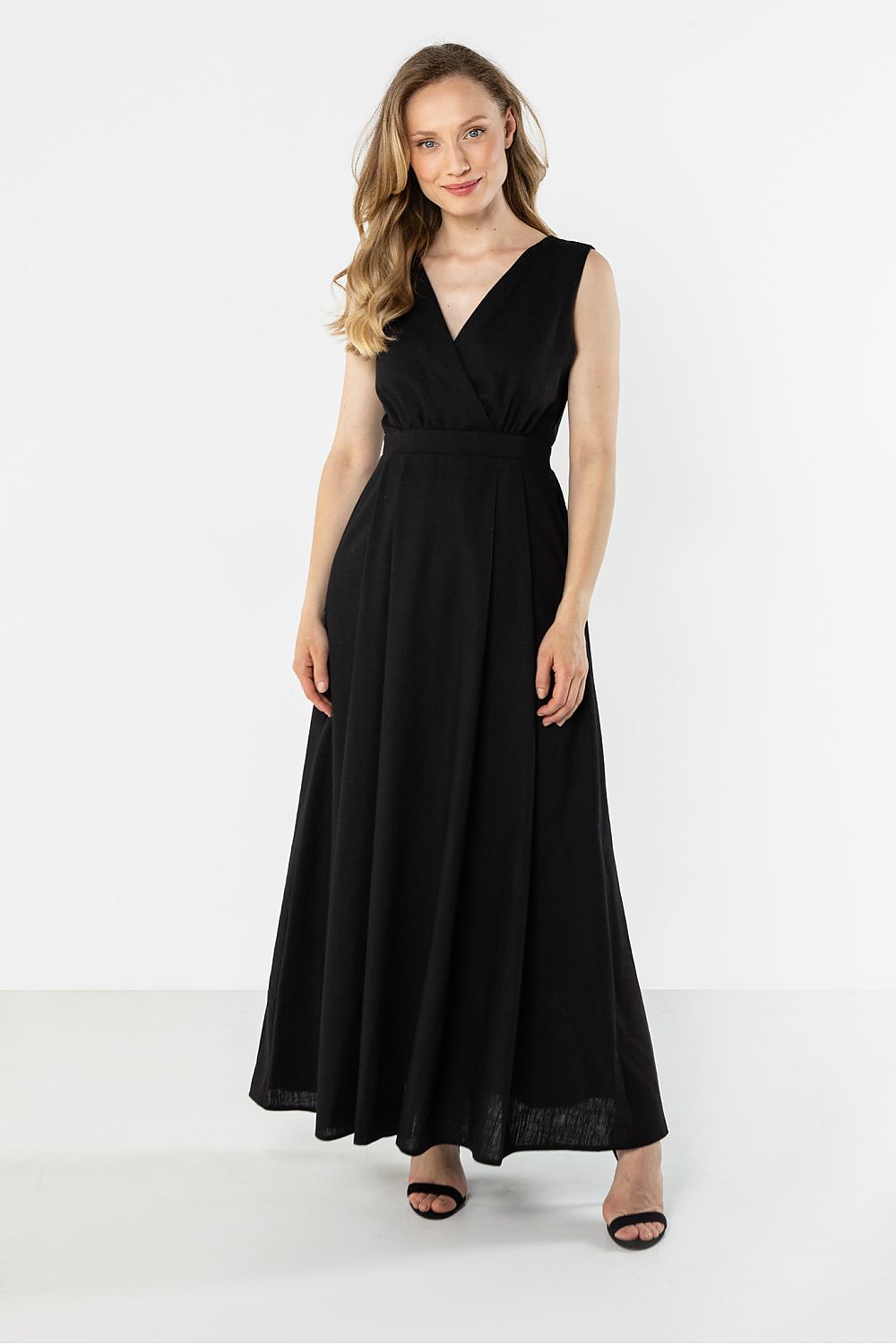 Awama elegant black maxi daydress with a wrap design and full skirt for a stylish look