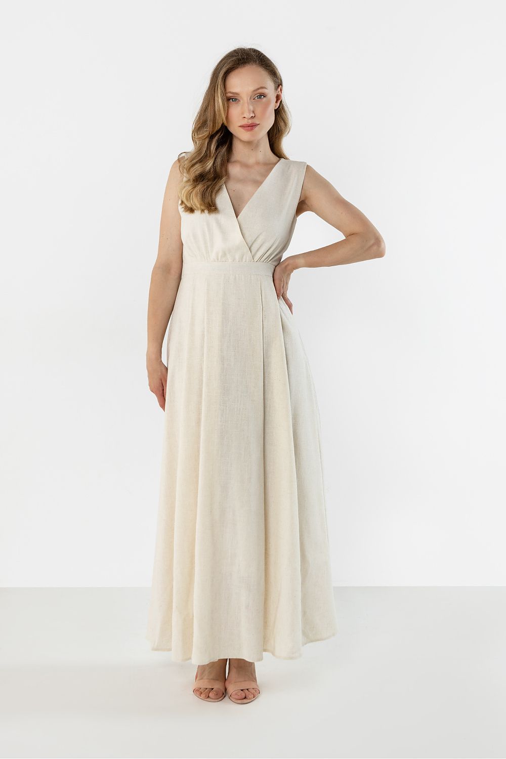 Awama Elegant Cream Maxi Daydress with V-Neck and Sleeveless Design for Summer Outings