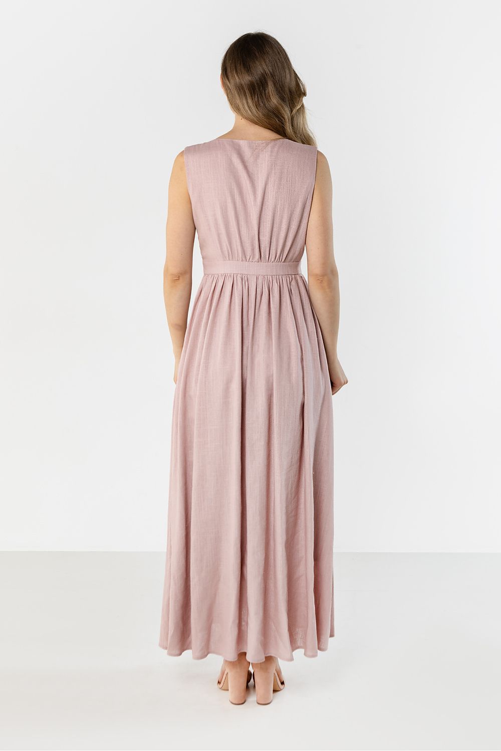 Awama women's maxi daydress in soft pink with a flattering fitted waist and full-length skirt