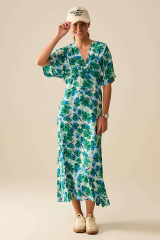 Vestido comprido com estampado floral em tecido acetinado e mangas caídas