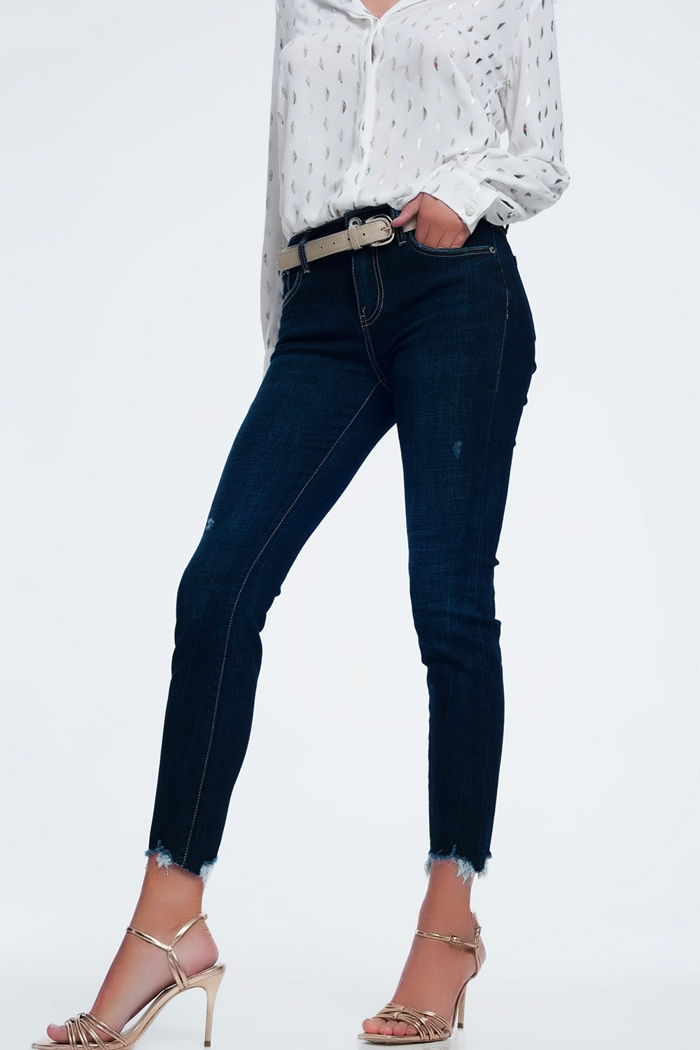 mid rise jeans in bright blue with raw hem - Jeans