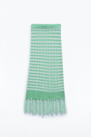 Saia midi em crochet branca com riscas verdes e bainha com franjas
