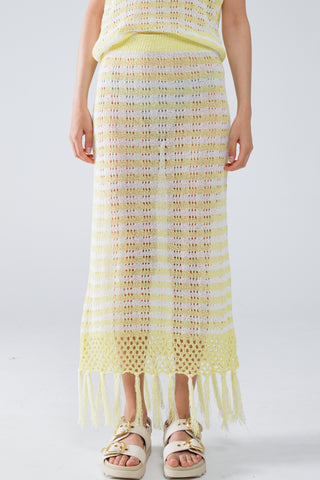 Jupe blanche mi-longue en crochet avec rayures jaunes et ourlet à franges