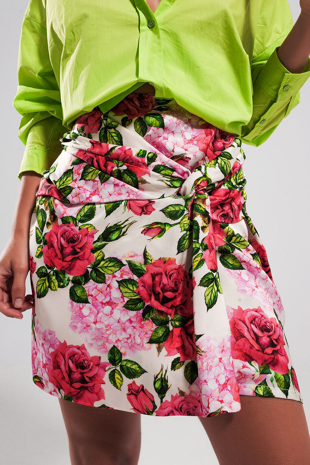 Mini skirt with knot front in rose print - Skirts