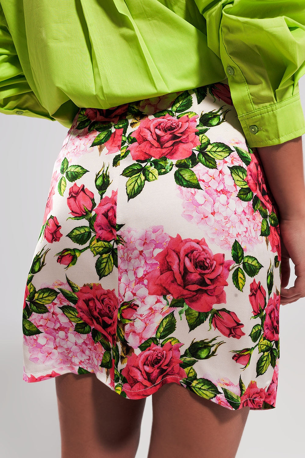 Mini skirt with knot front in rose print - Skirts