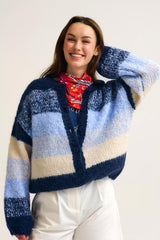 Cardigan de malha grossa azul-marinho com degradé, textura macia e fecho frontal com botões.