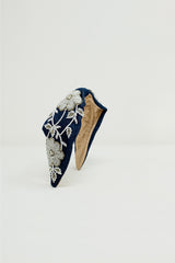 Bandeau bleu marine avec grandes fleurs brodées en blanc