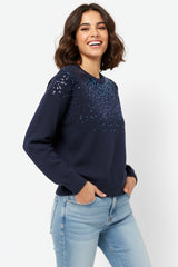 Pull en maille douce bleu marine orné de sequins sur le devant