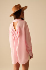 camisa rosa bebé oversized com laço nas costas