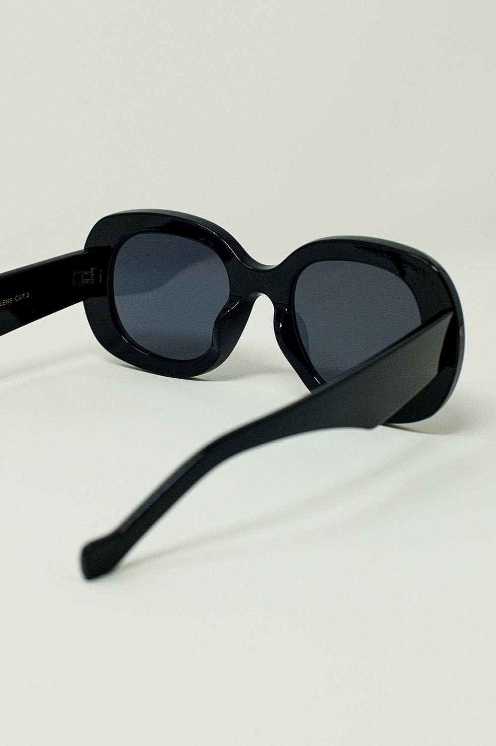 Oversized Circular Sunglasses in Black - Sunglasses