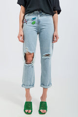 Jeans rasgado com patch em lavagem clara